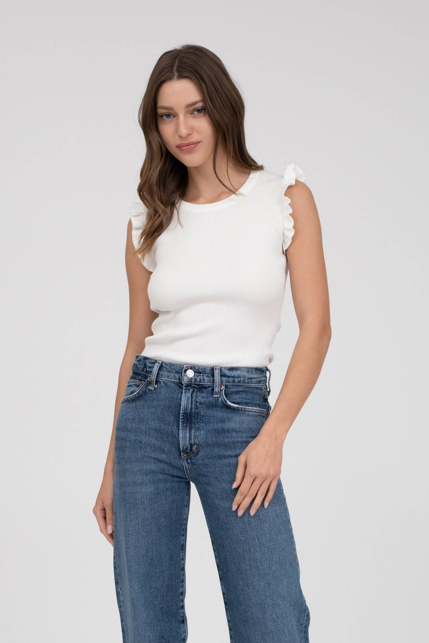 RUFFLE SLEEVELESS SWEATER KNIT TOP: WHITE