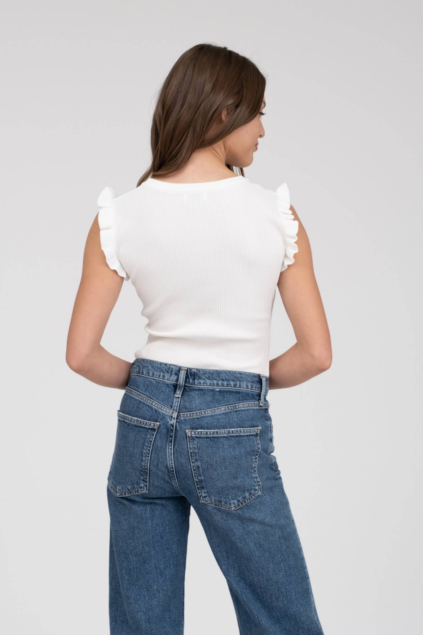 RUFFLE SLEEVELESS SWEATER KNIT TOP: WHITE